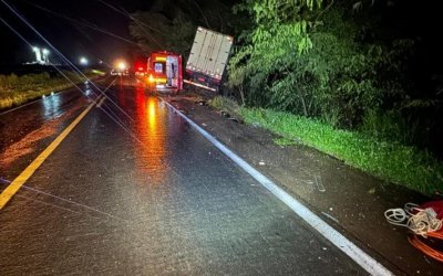 Mulher grávida e dois filhos morrem em colisão entre carro e caminhão na BR-153, em Colinas