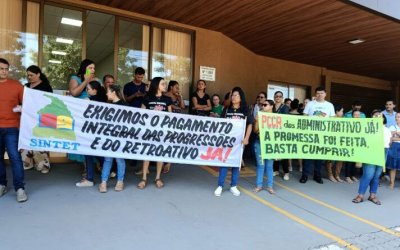 GREVE GERAL EM ARAGUAÍNA  Profissionais da educação paralisam atividades e cobram valorização e cumprimento de direitos