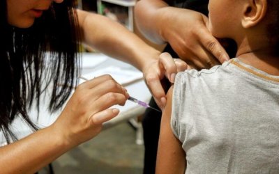 Com UTIs pediátricas 100% ocupadas, autoridades reforçam importância da vacina contra a gripe