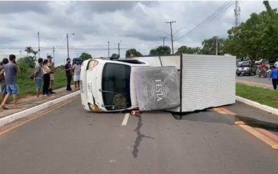 Acidente impressionante entre dois caminhões é registrado na Avenida Amazonas, em Araguaína