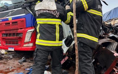 Colisão entre veículos pesados deixa motorista preso às ferragens na BR-153