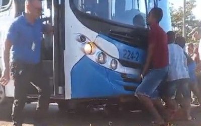 População levanta ônibus para resgatar motociclista atropelado  em Palmas; VÍDEO