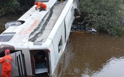 Tragédia na BR-153: Ônibus cai de ponte, deixando três mortos e vários feridos