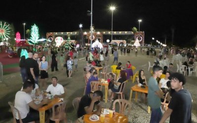 Famílias e comerciantes tocantinenses celebram espírito natalino em estrutura de luzes montada na Praça dos Girassóis pelo Governo do Estado
