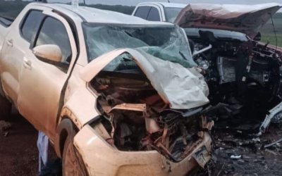 Jovem morre e quatro pessoas ficam feridas após colisão entre duas caminhonetes