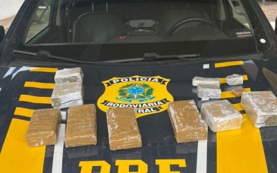 PRF apreende drogas escondidas em caixa de som no bagageiro de ônibus em Guaraí
