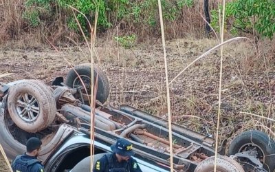 Caminhonete sai da pista e capota com quase meia tonelada de maconha durante perseguição da PRF