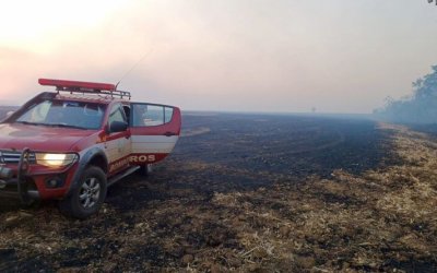 Bombeiros controlam incêndio de grandes proporções no distrito de Buritirana