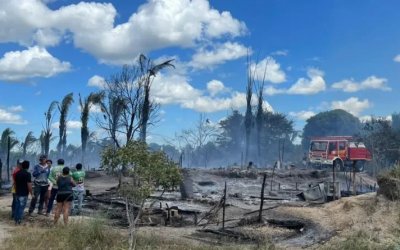 Fogo consome mais de 100 barracos de palha em comunidade no Bico do Papagaio