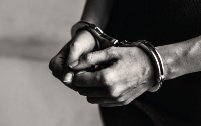 Homem é condenado a 19 anos de cadeia por matar o irmão a golpes de facão