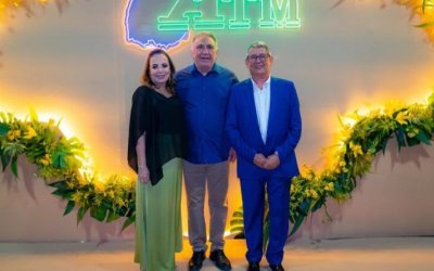 Laurez anuncia pacote de R$ 3 milhões por município e critica obras paradas durante evento da ATM