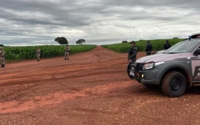 Suspeitos que assaltaram fazenda e fizeram reféns são presos após cerco da PM