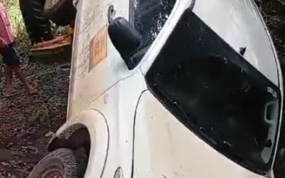 Ponte cai e camionete com funcionários do IBGE vai parar dentro de rio