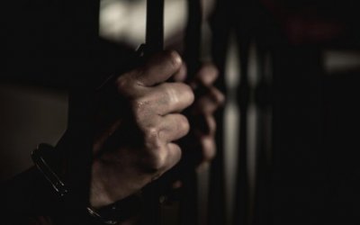 Homem é condenado a mais de 20 anos de prisão por matar mulher na frente do filho