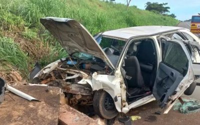 Acidente na BR-153 deixa quatro feridos em Colinas: Bombeiros resgatam vítimas com fraturas e sangramentos após carro colidir com barranco