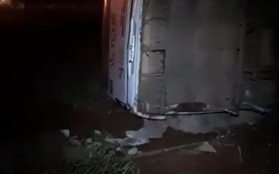 Micro-ônibus com banda do cantor Flaguim Moral tomba no trevo da UFNT; seis pessoas ficam feridas