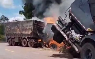Carretas pegam fogo após batida de frente na BR-235