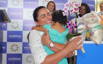 Primeira-dama Karynne Sotero entrega doação de cestas básicas ao Lar Batista