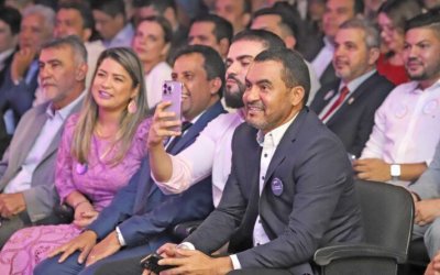 Governador do Tocantins entrega 14 mil notebooks aos profissionais da educação no lançamento do Profe Digital