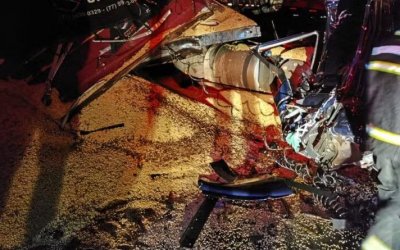 Motorista morre e corpo fica preso às ferragens em acidente entre dois caminhões na TO-335