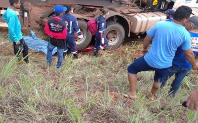 Carreta atravessa pista, atinge em cheio motociclista que morre no local