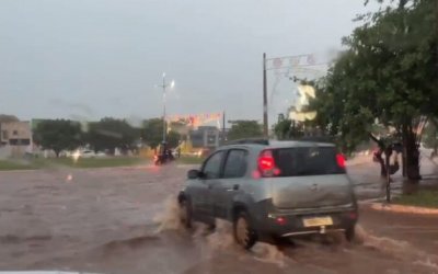 Forte tempestade alaga ruas e causa prejuízos na capital