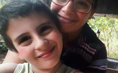 Herói! Menino de 10 anos salva mãe que estava sendo eletrocutada