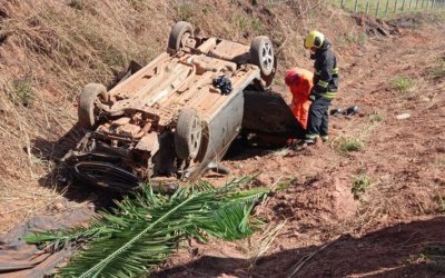 Três pessoas ficam feridas após carro capotar na estrada entre Araguaína e Araguanã