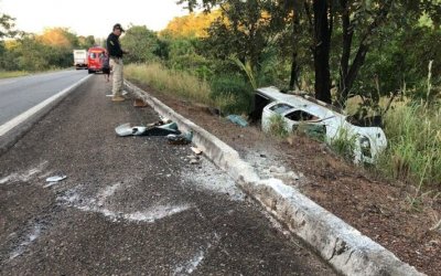 Motorista morre após sair da pista e bater em árvore às margens da BR 153