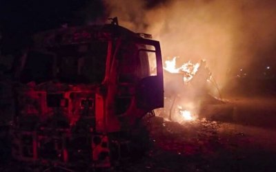 Carreta carregada com eletrônicos e eletrodomésticos é destruída pelo fogo