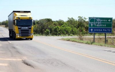 Wanderlei Barbosa assina ordem de serviço para recuperar rodovias que ligam Wanderlândia, Ananás, Riachinho e Piraquê