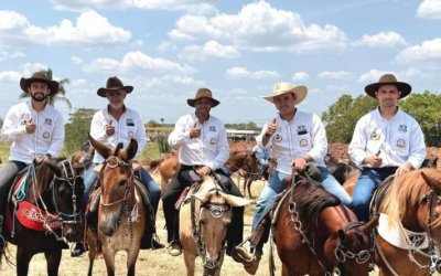 Amélio Cayres celebra tradição sertaneja na Cavalgada de abertura da Expoagra 2025