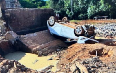 Falta de sinalização em obra causou acidente que deixou quatro feridos após carro cair de ponte, diz polícia