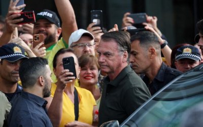 Bolsonaro deixa prisão domiciliar para procedimento médico após autorização de Moraes