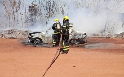 Carro pega fogo e mobiliza bombeiros no DAIARA, em Araguaína