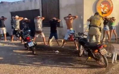 PM flagra uso de drogas e bebida em adega com som alto em Araguaína; criança de 2 anos estava no local