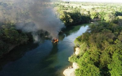 Polícia Militar do TO destrói balsa usada em garimpo ilegal no rio Manoel Alves