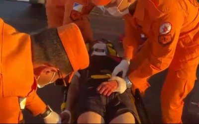 VÍDEO: Adolescente fica gravemente ferido após segurar em caminhão com bicicleta na BR-153, em Araguaína