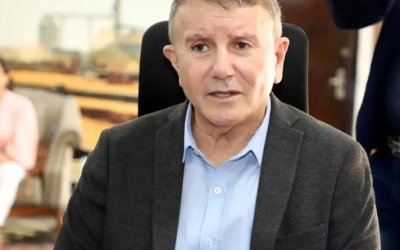 De volta ao cargo, Eduardo Siqueira exonera equipe nomeada por vice e traz aliados de volta