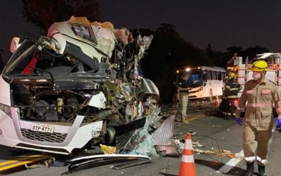 Acidente entre carreta, micro-ônibus e ônibus deixa cinco mortos na BR-153