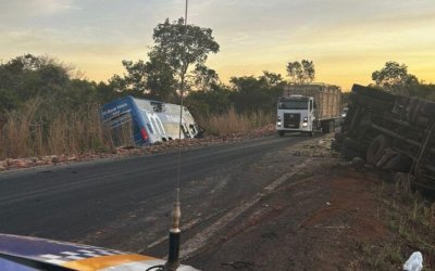 Ônibus com 25 passageiros colide com carreta tombada na TO-134; carga de restos de gado ficou espalhada na pista