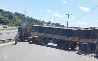 VÍDEO: Carreta desgovernada atravessa avenida em Araguaína e quase atinge a BR-153