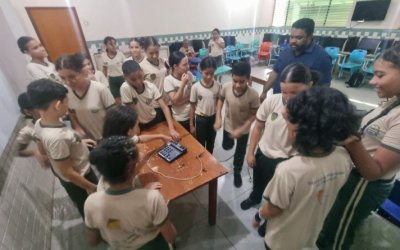 Rádio Web na Escola: Alunos descobrem o universo do rádio e aprendem a operar equipamentos de um jeito divertido na ETI Caroline Campelo