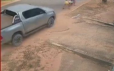 VÍDEO: Mulher morre e sete ficam feridos após caminhonete em alta velocidade atropelar família em Balsas, no MA