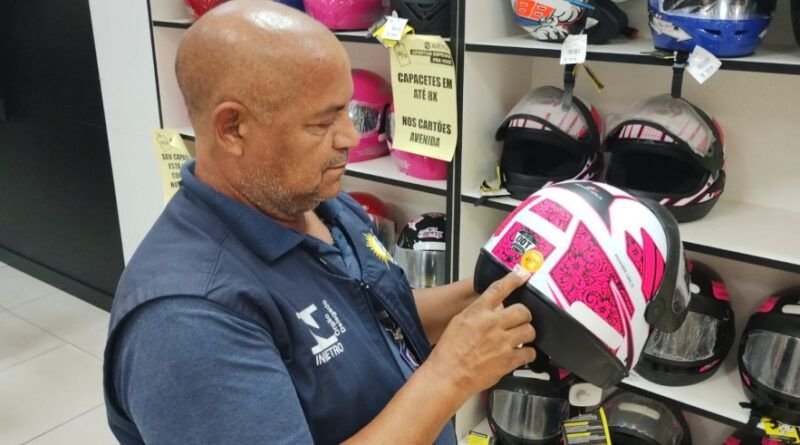 Maio Amarelo e segurança no trânsito: Agência de Metrologia fiscaliza comércio e reforça que o capacete tem que ter o Selo Inmetro