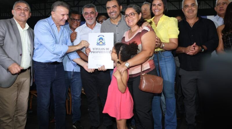 Deputados participam de entrega de tÃtulos de moradia no Aureny I