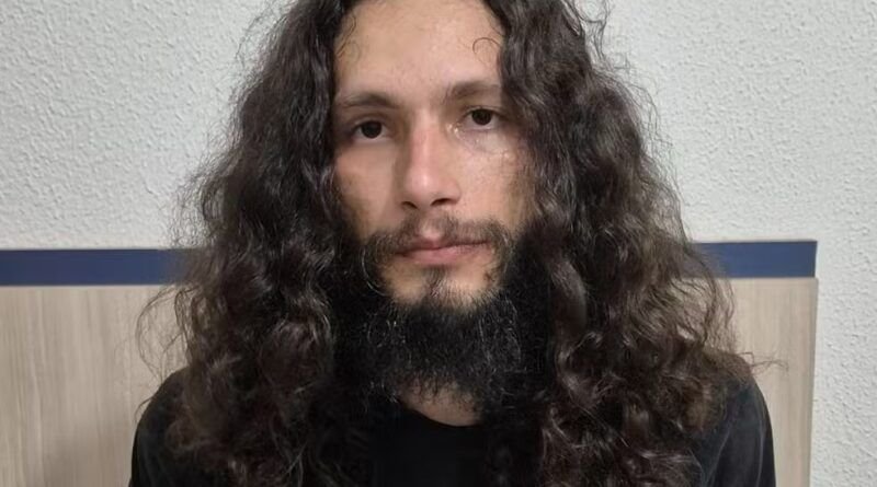 Irmão de professor entrega HD externo à polícia com vídeos de alunas bebendo suposto ?chá? com sêmen