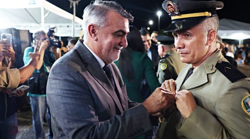 Deputados participam de cerimônia de promoção de policiais militares