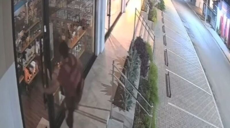 Loja é arrombada durante a madrugada na Avenida Tocantins em Araguaína