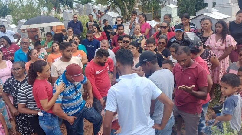 Corpo de menino que morreu após comer ovo de Páscoa é sepultado em Imperatriz; mãe e irmã seguem na UTI